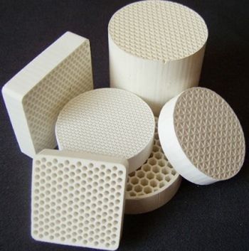Chất xúc tác gốm tổ ong màu trắng Chất mang 51% SiO2 để làm sạch xăng