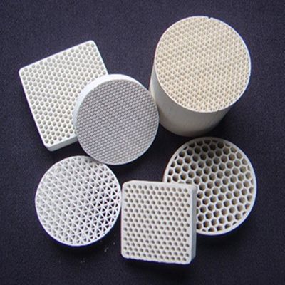 Chất xúc tác gốm tổ ong màu trắng Chất mang 51% SiO2 để làm sạch xăng